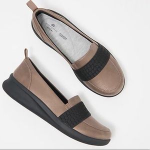 CLOUDSTEPPERS by Clarks Slip-on